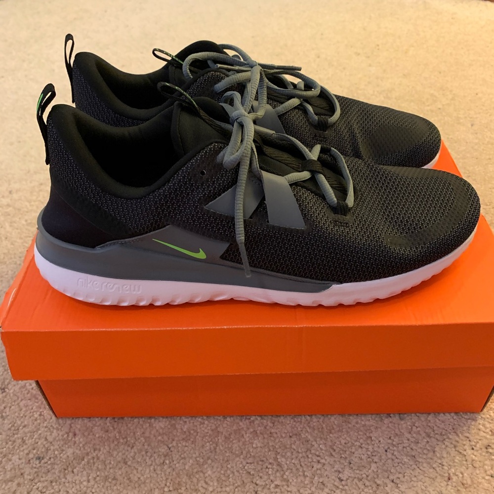 Nike men’s tennis shoes size 11